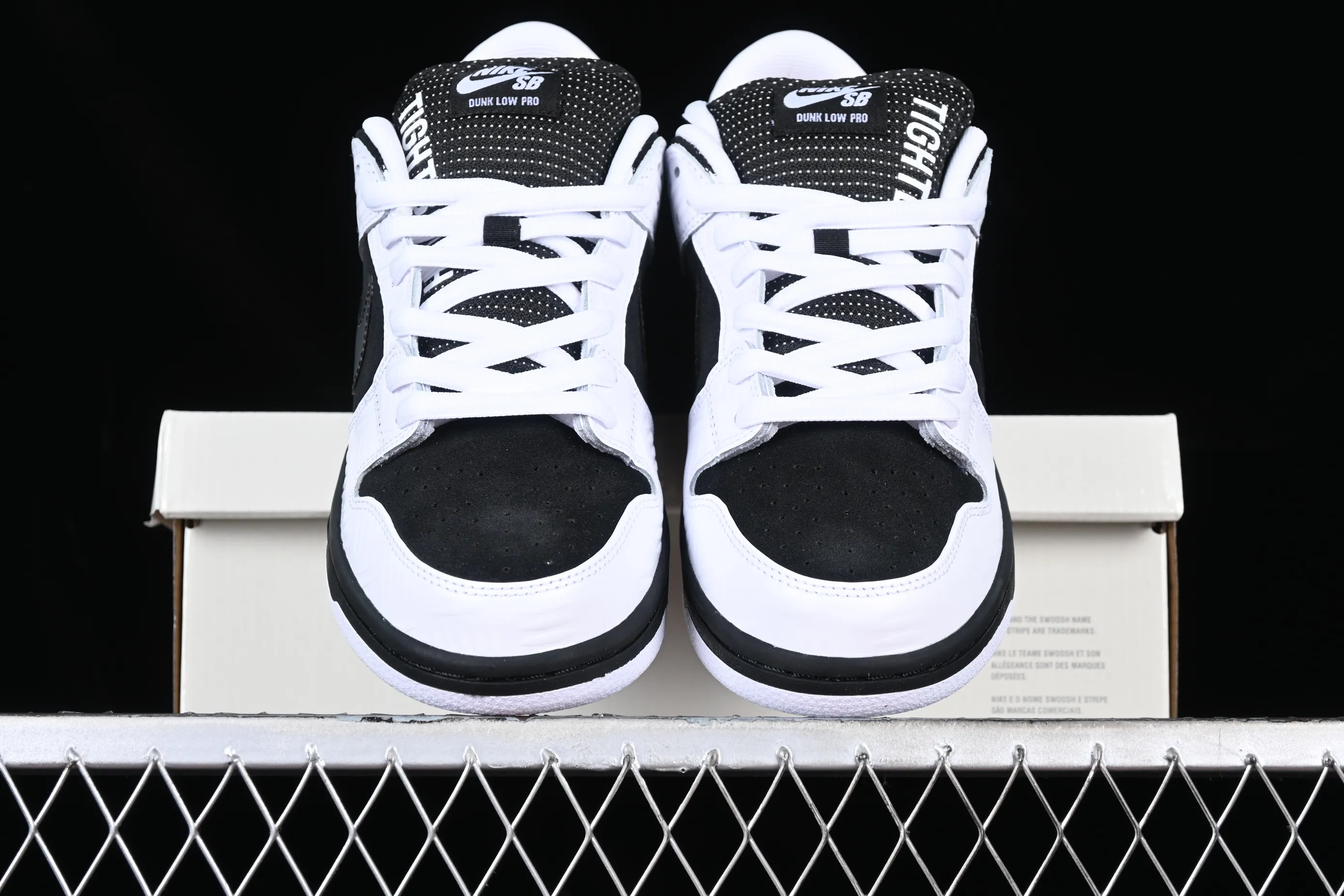 All categories Nk SB Dunk series Nk SB Dunk Low low-top sneakers J version Tightbooth x Nk SB Dunk joint model Reverse Panda SB low-top casual sports skateboard shoes FD2629-100